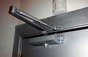 Как установить доводчик на входную металлическую дверь