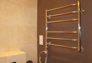 Установка электрического полотенцесушителя в ванной в Москве