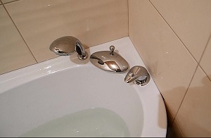 Установка смесителя на ванну в Москве